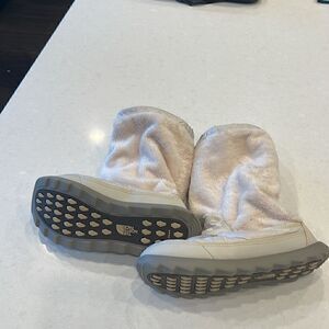 The north face women’s boots size 39, spotless. Missing string in top of boot!